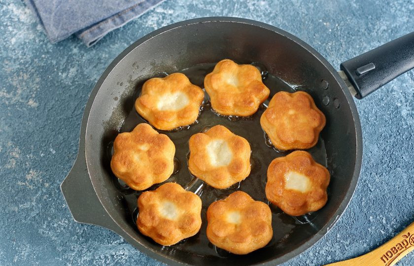 1. Этап. Сладкое на сковороде: Жарьте пышки во фритюре или просто в большом количестве растительного масла с двух сторон до золотистого цвета.