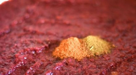 1. Этап. Соус Ткемали из крыжовника на зиму: Затем добавьте в соус сахар, хмели-сунели и перец. Перемешайте.