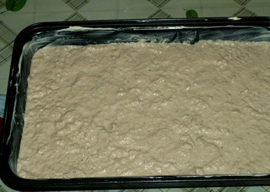 1. Этап. Суфле из мяса в духовке: Смазываем форму для запекания суфле сливочным маслом и выкладываем в нее получившуюся массу.