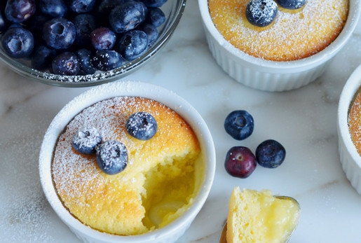 1. Этап. Лимонный кекс-пудинг: 5. Запекайте кексы-пудинги в духовке при 180 градусах в течение 45 минут. Подавайте десерт тёплым. Добавьте сахарную пудру, фрукты и ягоды по желанию. Приятного чаепития!