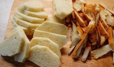 1. Этап. Шарлотка из сухарей с яблоками: Срезать корочки у сухарей.