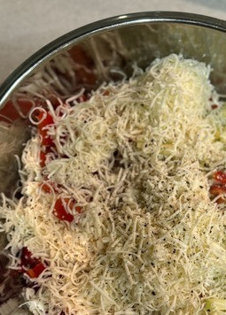 1. Этап. Филе индейки под шубкой: К овощам добавить сыр, натертый на мелкой терке