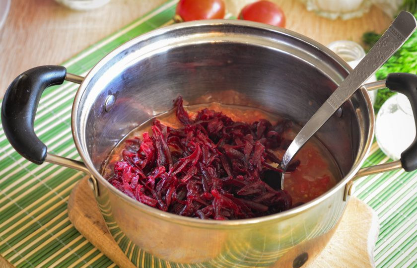 1. Этап. Лечо из свеклы: Добавьте в кастрюлю свеклу и тушите лечо еще 10 минут. В конце влейте уксус и сразу снимите с огня.