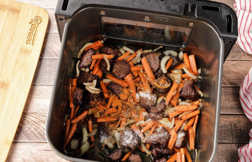 1. Этап. Плов в аэрогриле: Добавьте соль и специи по вкусу. Перемешайте и готовьте ещё пару минут.