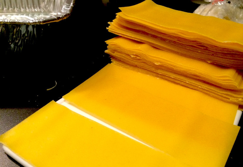 1. Этап. Лазанья из фарша: 2. Теперь в форму для запекания выстилаем листы лазаньи, и каждый слой смазываем начинкой из фарша, накладывая сверху второй слой листов.