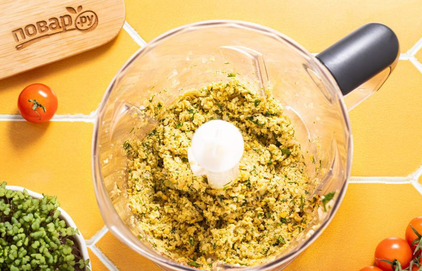 1. Этап. Фалафель в аэрогриле: Измельчите до однородности, в массе не должно оставаться крупных кусочков нута. Попробуйте на вкус, по необходимости добавьте еще специй или соли.