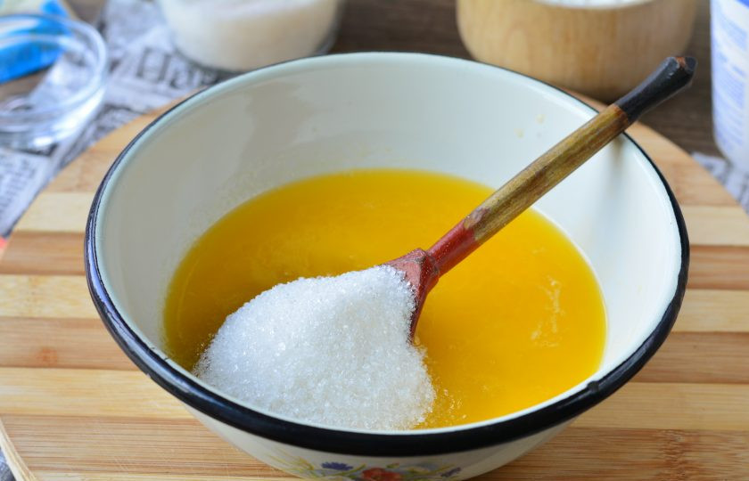 1. Этап. Кекс с творожным сыром: Всыпьте сахар и перемешайте.