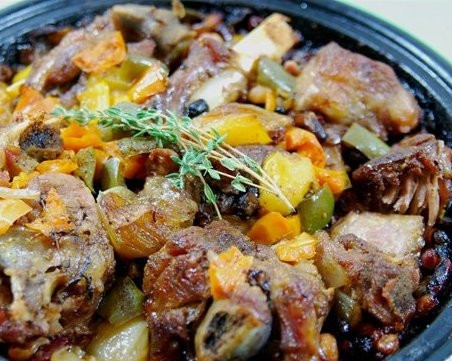 1. Этап. Баранина с овощами в тажине: Подаем прямо в тажине, из которого каждый кладет себе на тарелочку какое-то количество блюда. Приятного аппетита!