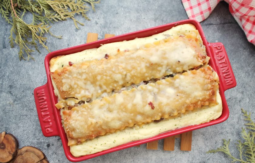 1. Этап. Лазанья Карбонара: Форму с лазаньей поставьте в горячую духовку и запекайте при температуре 180 градусов в течение 45 минут до готовности. Готовую лазанью достаньте из духовки и сразу подавайте к столу.