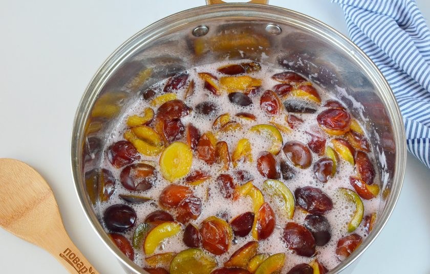 1. Этап. Варенье из сливы без косточек: За это время сливы пустят немного сока. Поставьте кастрюлю на плиту, доведите до кипения. Перемешивать его не нужно. Проварите 1-2 минуты, не больше, снимите с огня и дайте полностью остыть.