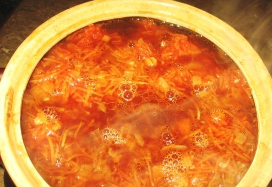 1. Этап. Щи боярские: Теперь необходимо все ингредиенты для щей переложить в горшок (капусту, грибы, картофель, бульон и овощи с томатной пастой).