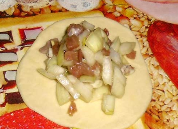 1. Этап. Самса круглая: Раскатываем каждый кусочек в лепешку. Выкладываем начинку.