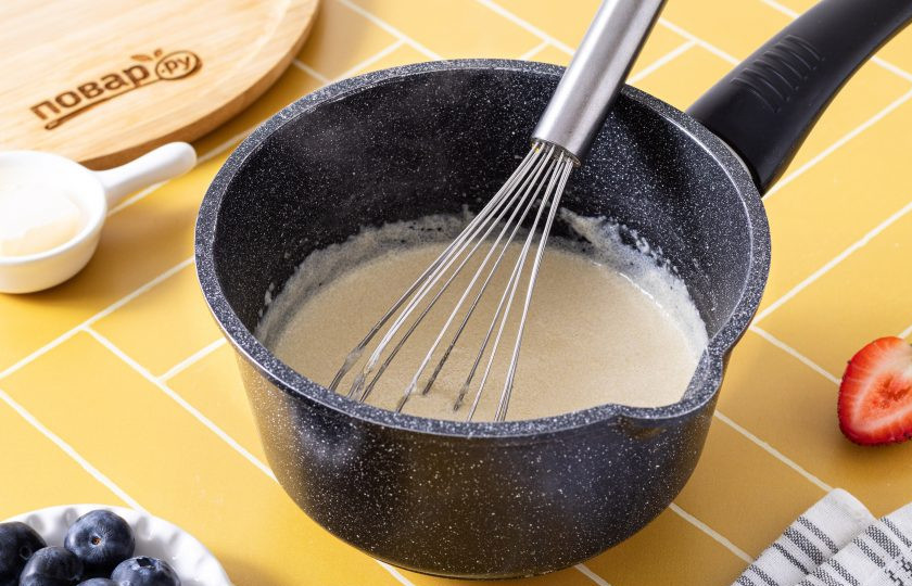 1. Этап. Манная каша простая: Чтобы не образовывалось комочков, сразу перемешивайте все венчиком. Проварите кашу 2-3 минут, постоянно помешивая. Каша начнет густеть.