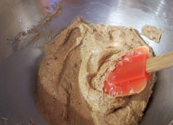 1. Этап. Веганское овсяное печенье: Затем добавьте овсяную муку и размешайте.