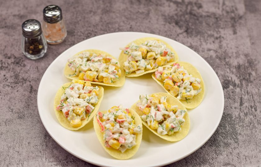 1. Этап. Закуска на чипсах на праздничный стол: Разложите закуску на чипсы. Сразу подавайте закуску к столу.