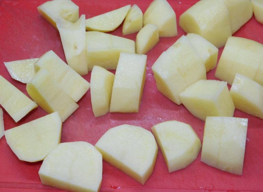 1. Этап. Картошка в духовке от Джейми Оливера: Нарежьте картофель крупными кусками.