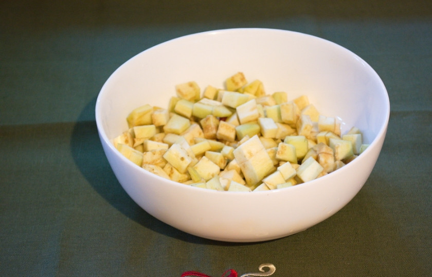 1. Этап. Рагу из баклажанов вкусное: Баклажаны очистить от шкурки и нарезать кубиком.