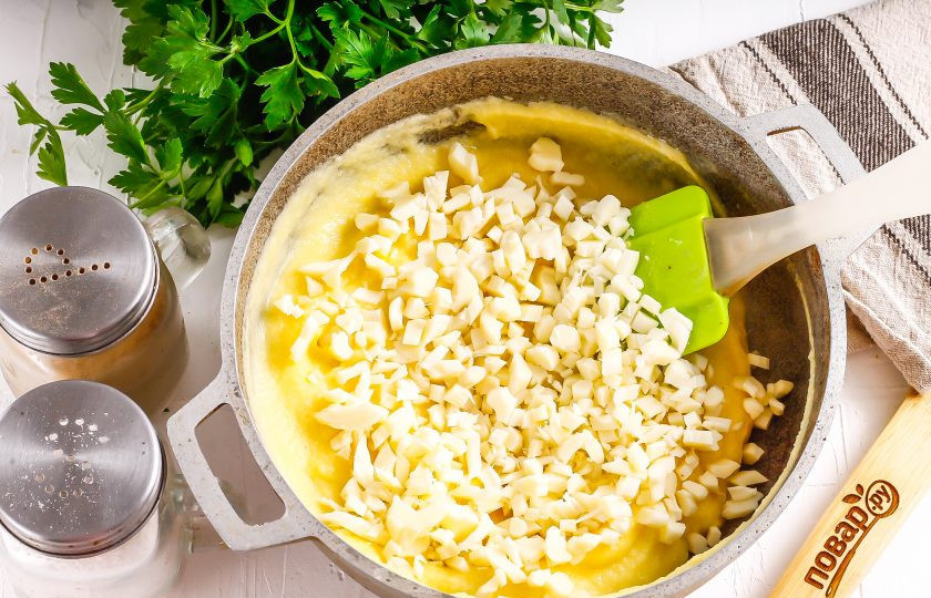 1. Этап. Эларджи: Весь сыр натрите на терке или нарежьте мелкими кубиками. Добавьте в кашу и начните перемешивать, готовя кашу на умеренном нагреве. Сыр должен расплавиться.