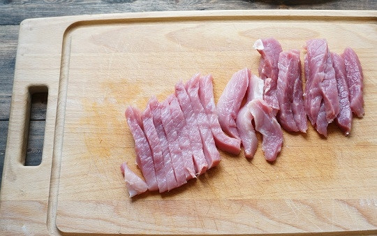 1. Этап. Папоротник с мясом: 1. Вымойте свинину, нарежьте её тонкими полосочками (если мясо будет слегка подмороженным, сделать это будет гораздо проще).
