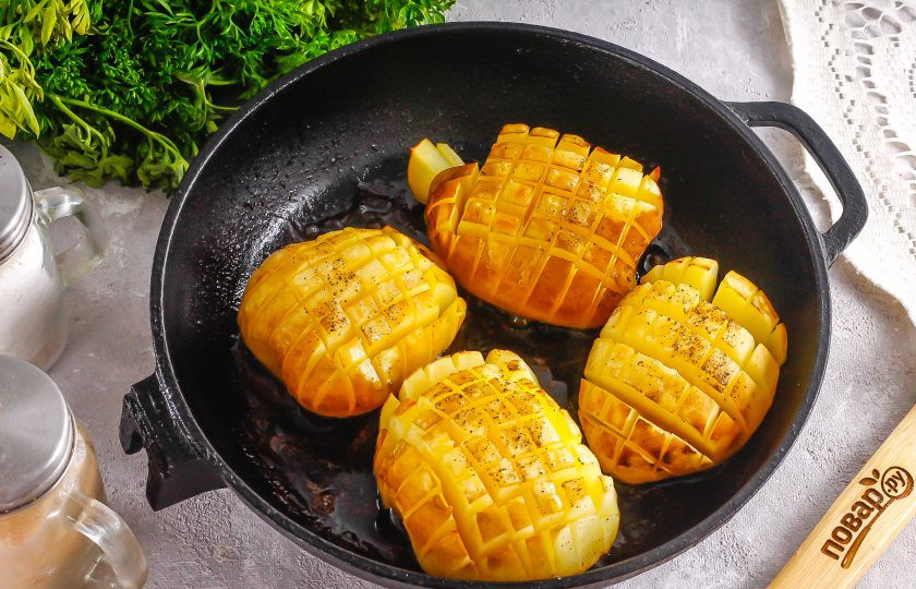 1. Этап. Картофель Гассель: Запеките картофель примерно 30 минут, влив немного воды в форму, примерно 50 мл.