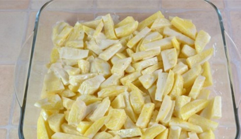 1. Этап. Курица с картошкой в сметане: 3. И выложите равномерно в форму для запекания.