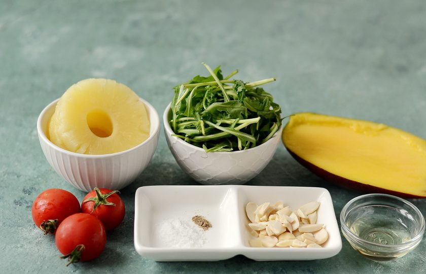 1. Этап. Салат с манго и ананасом: Подготовьте все ингредиенты.