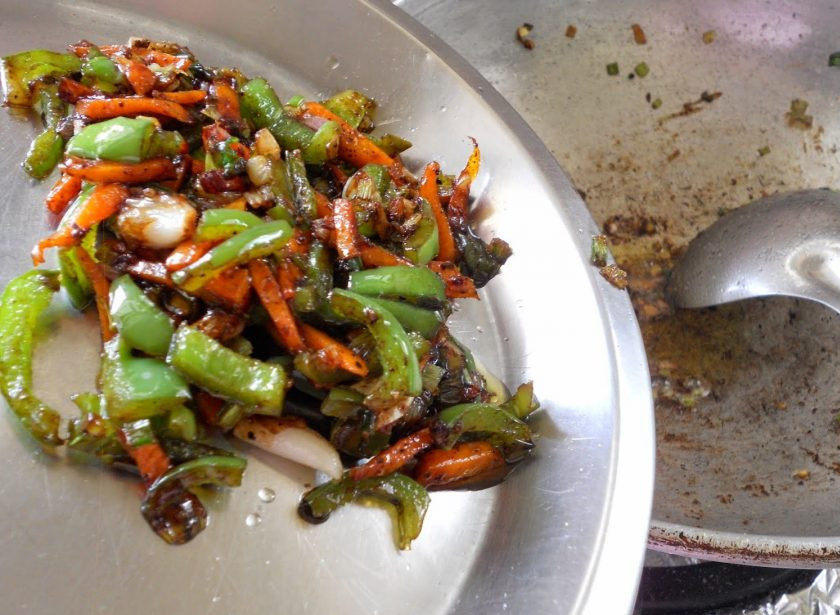 1. Этап. Китайская лапша с курицей: 9. Ложкой удалите обжаренные овощи со сковороды и переложите их в тарелку.