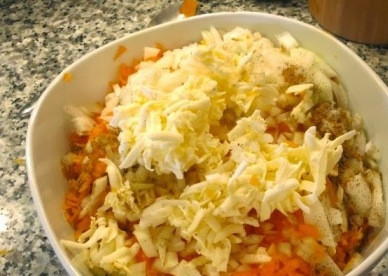 1. Этап. Манты из тыквы: Добавляем к тыкве соль, перец, зиру, нарезанный лук и натертое на терке сливочное масло.