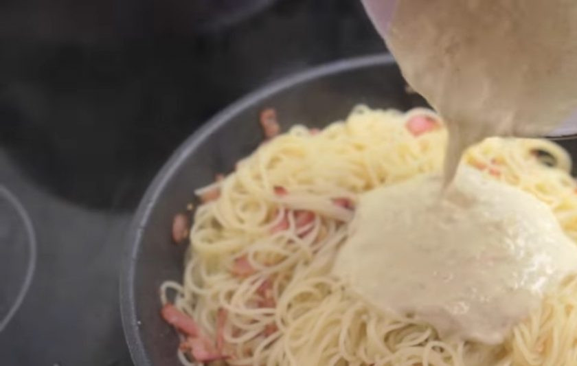 1. Этап. Паста Карбонара: 4. Добавьте соус и подержите на огне еще 1-2 минуты. Снимите с огня и подавайте, украсив зеленью. Приятного аппетита!