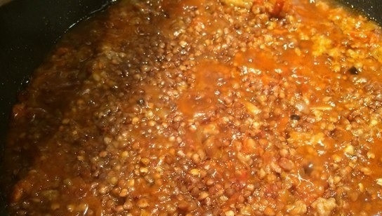 1. Этап. Гречка по-купечески с фаршем: Теперь залейте ингредиенты кипятком и тушите двадцать минут при зарытой крышке. В конце добавьте пропущенный через пресс чесночок, специи, посолите по вкусу. Такое блюдо следует украшать зеленью и подавать в горячем виде.