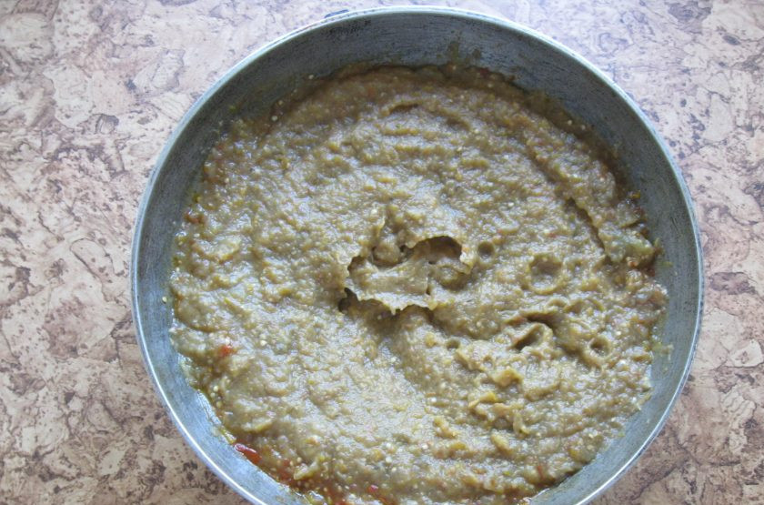 1. Этап. Баклажанная икра жареная: Взбейте овощи блендером до однородной консистенции.