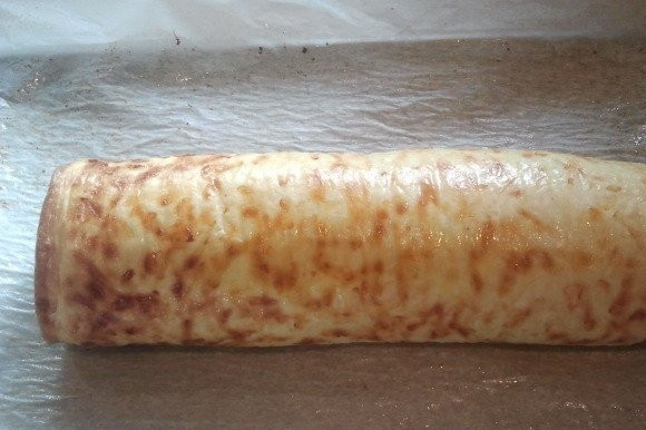 1. Этап. Рулет с куриным фаршем: 3. Теперь пришло время скатать плотный рулетик. Делайте это, приподнимая пекарскую бумагу, чтобы омлет легче отходил.