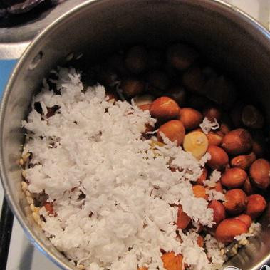 1. Этап. Мини-баклажаны: Закиньте в миску комбайна жареный арахис, семена кунжута и кокосовую стружку, добавьте немного воды.