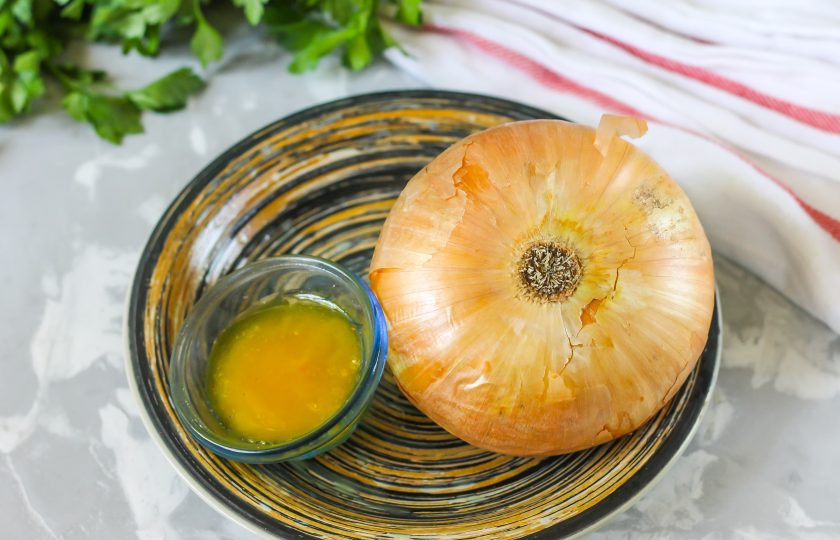 1. Этап. Лук с медом: Подготовьте указанные ингредиенты.