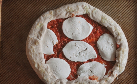 1. Этап. Пицца Болоньезе: 8. Аккуратно подверните края пиццы и отправьте ее в разогретую духовку.