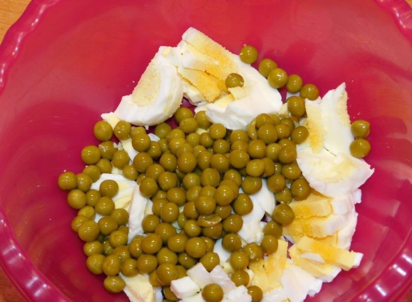 1. Этап. Салат с огурцом, яйцом и горошком: Яйца отварите и нарежьте. Добавьте к ним консервированный зеленый горошек.