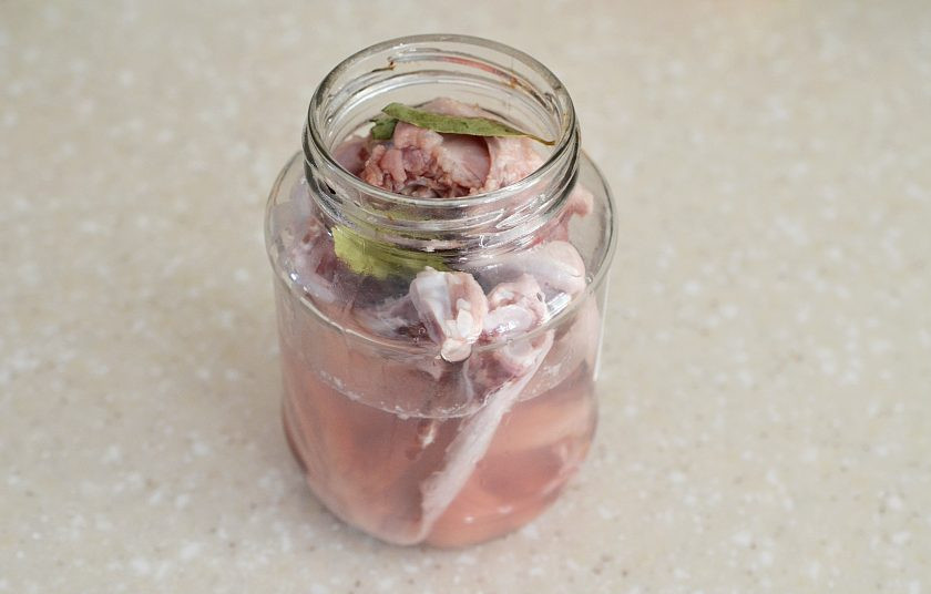 1. Этап. Утка в банке: На 1/3 наполните банку водой.