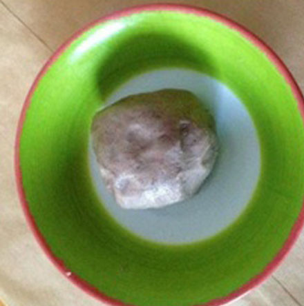 1. Этап. Десерт в виде овцы: Раскатываем в несколько шариков, смотря сколько будет овечек.