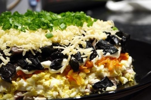 1. Этап. Салат с грибами, курицей: 9. Перед подачей оставьте салатик минимум на час, чтобы он пропитался, и украсьте свежей зеленью. Приятного аппетита!