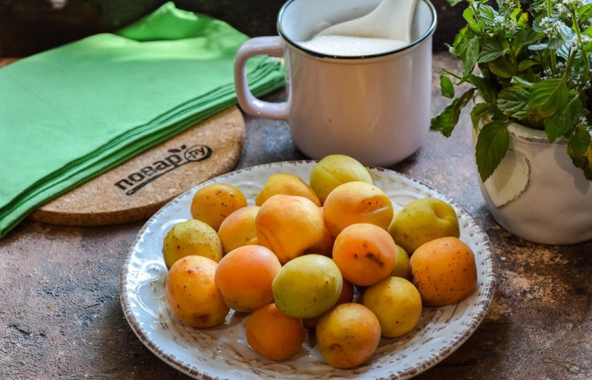 1. Этап. Абрикосовое варенье с мятой: Подготовьте ингредиенты.