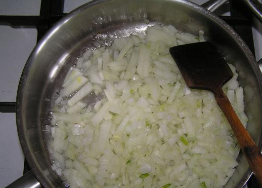 1. Этап. Курица, фаршированная луком: 3. На сковороде разогреть растительное масло и отправить туда лук. Обжарить до светлого золотистого цвета.