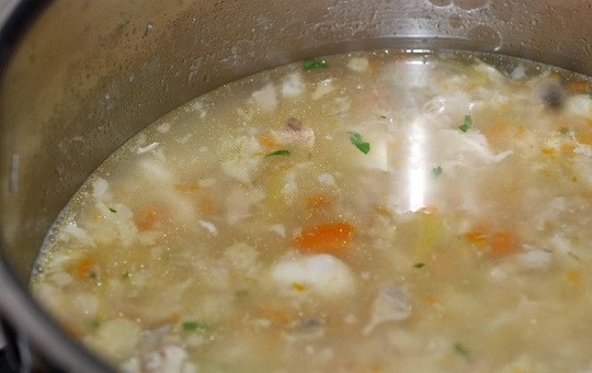 1. Этап. Уха со взбитым яйцом: Добавим воды столько, сколько вам нужно. Кто-то любит погуще, кто-то пожиже. Добавим соль и специи. Когда уха закипит, тонкой струйкой, помешивая при этом уху, вливаем взбитое яйцо.