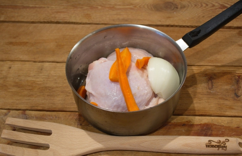1. Этап. Холодец из курицы: 2. К мясу можно добавить нарезанную морковь, репчатый лук, лавровый лист. Солить и перчить мясо следует после закипания. Кладите соли чуть больше, чем вам по вкусу нужно. Когда мы добавим в бульон желатин, он погасит соль.