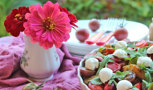 1. Этап. Салат Краски осени: Подать салат из баклажанов, перца, томатов с творожным сыром на стол.