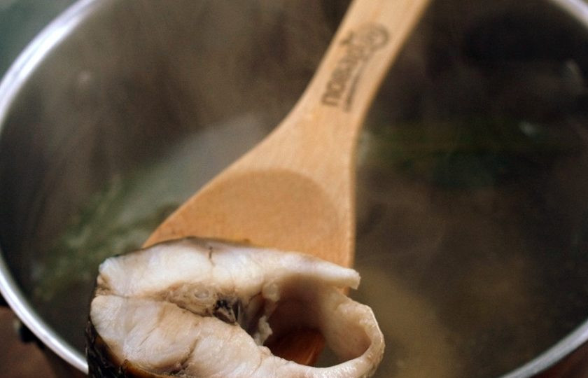 1. Этап. Солянка с тунцом Вкусняха: Рыбу нарежьте на порционные кусочки. Опустите рыбу в кипяток с лавровым листом, варите в течение 20 минут.