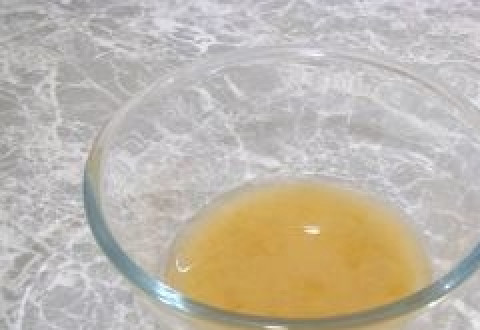 1. Этап. Печень по-милански: Сделать заправку. Смешать уксус или сок лимона, добавить давленный чеснок, посолить и поперчить.