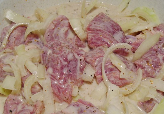 1. Этап. Шашлык из свинины с луком: Теперь наш шашлык необходимо поставить под гнет и отправить мариноваться в холодильник на пару часиков, а лучше на ночь.