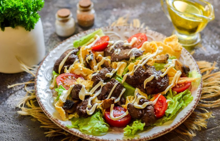 1. Этап. Теплый салат с печенью и омлетом: Полейте салат слегка майонезом и подавайте к столу.