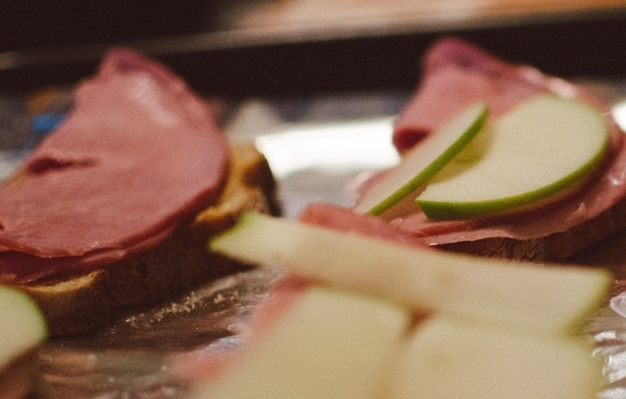 1. Этап. Горячие бутерброды с яблоком: 4. Сверху на приготовленный хлеб поместите ломтик ветчины, яблока и сыра.