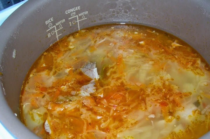 1. Этап. Щи из индейки: Влейте бульон. Установите режим 